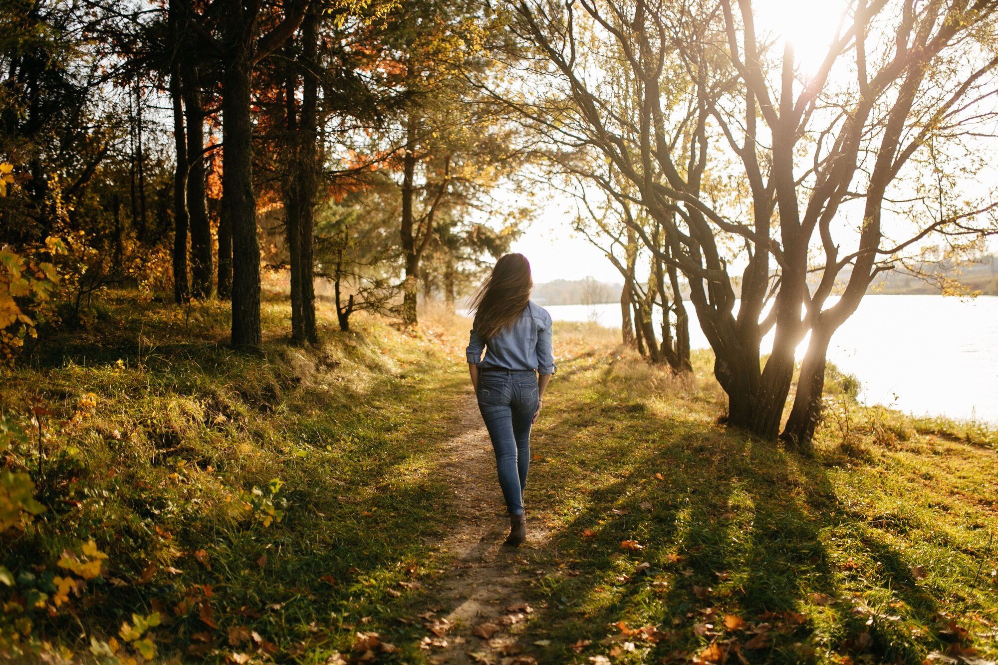 Persona caminando al aire libre